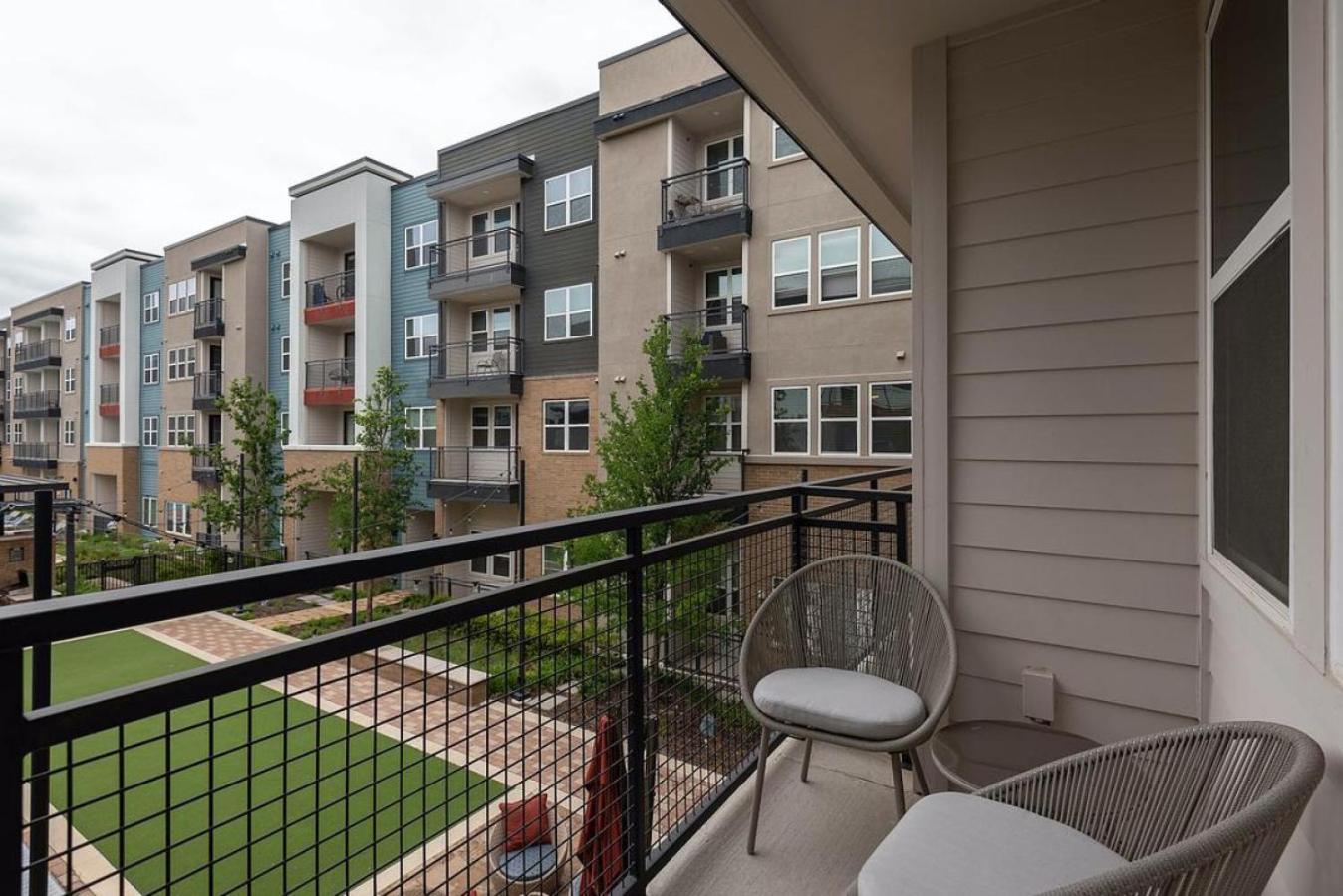 Landing Modern With Amazing Amenities *