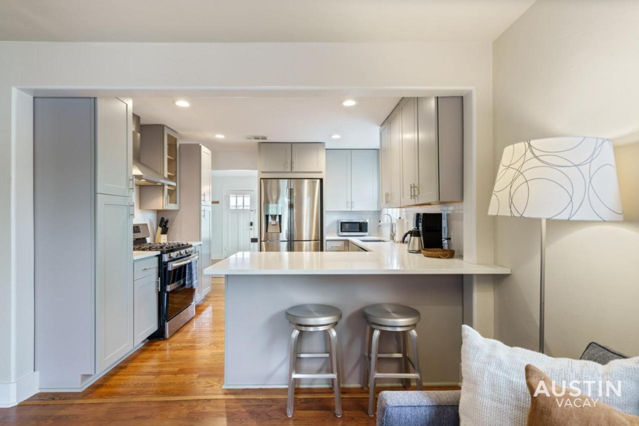 Elegant Escape Gourmet Kitchen And Outdoor Living Holiday home Austin