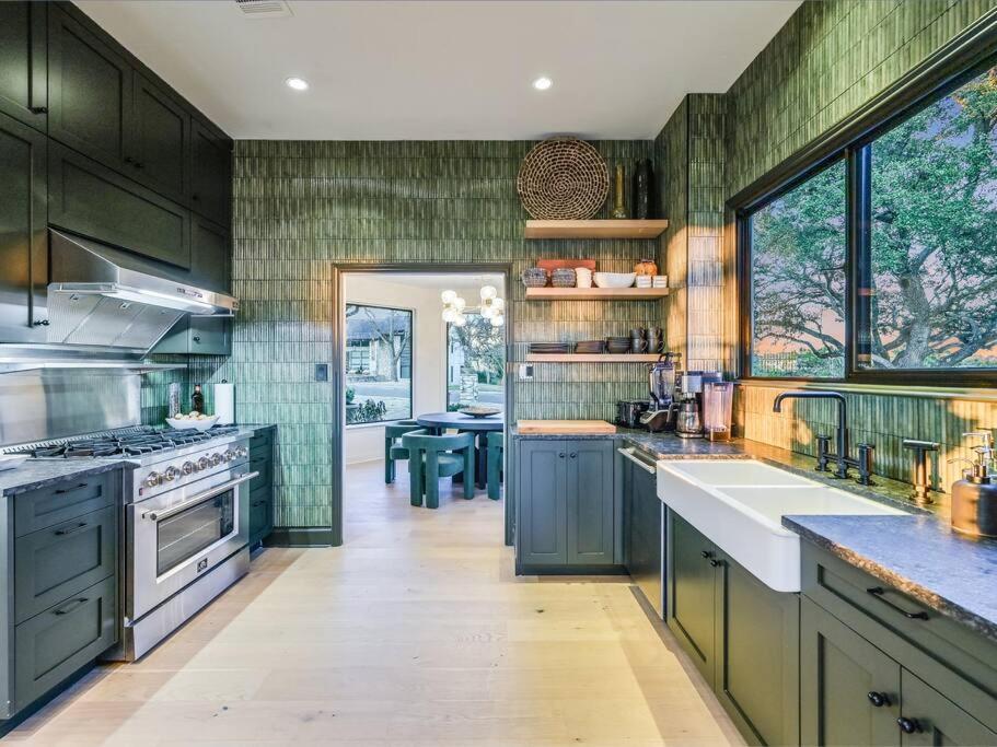 4 Bedroom Designer Pool Holiday home Austin
