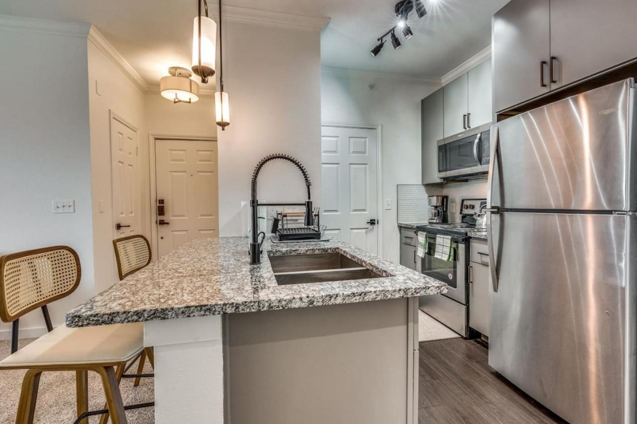 Exquisite 1br With Pool Apartment