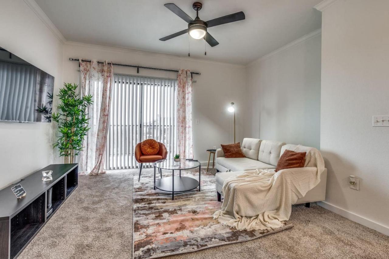 Exquisite 1br With Pool Apartment