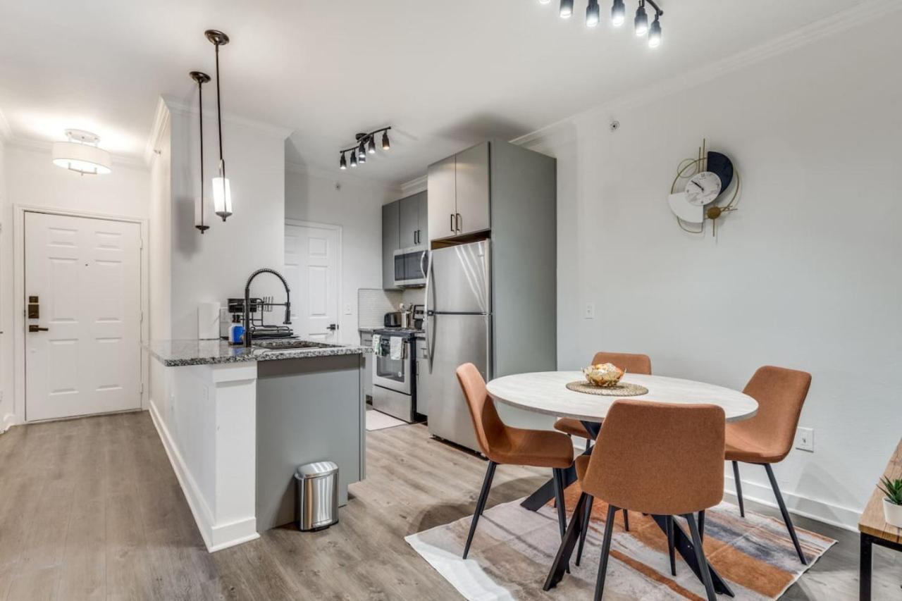 Elegant 1br With Style Pool Near The Domain *
