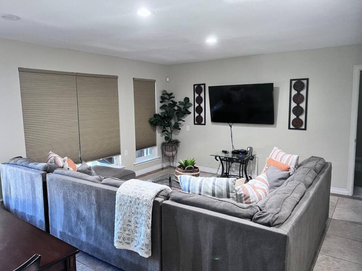 Holiday home Camp Sandy Lakefront, Pool,h Tub, Sand Volleyball Austin
