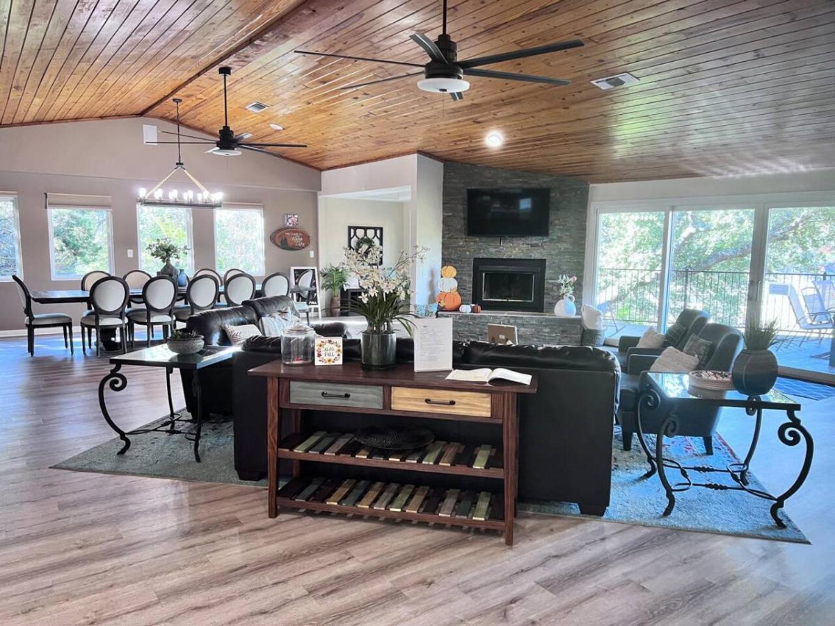 Camp Sandy Lakefront, Pool,h Tub, Sand Volleyball Holiday home Austin