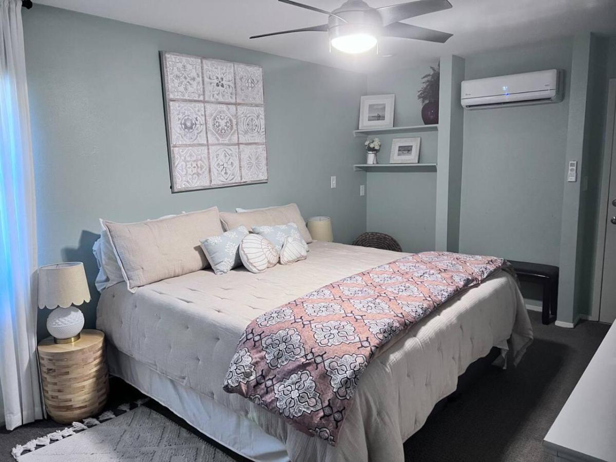 Camp Sandy Lakefront, Pool,h Tub, Sand Volleyball Holiday home Austin