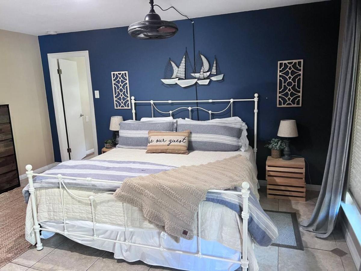 Camp Sandy Lakefront, Pool,h Tub, Sand Volleyball Holiday home *
