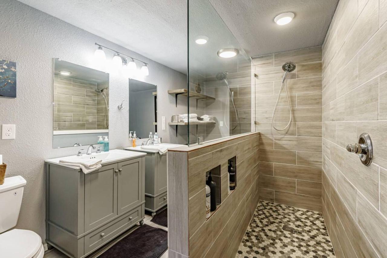 Camp Sandy Lakefront, Pool,h Tub, Sand Volleyball Holiday home Austin