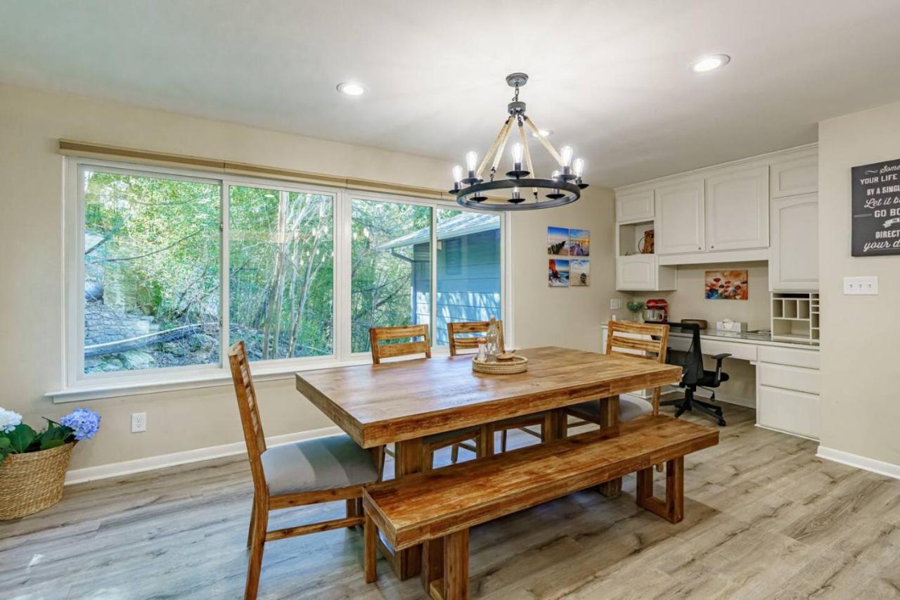 Camp Sandy Lakefront, Pool,h Tub, Sand Volleyball Holiday home