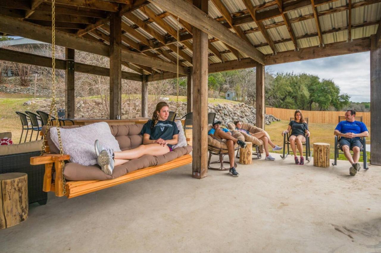 Camp Sandy Lakefront, Pool,h Tub, Sand Volleyball Holiday home Austin
