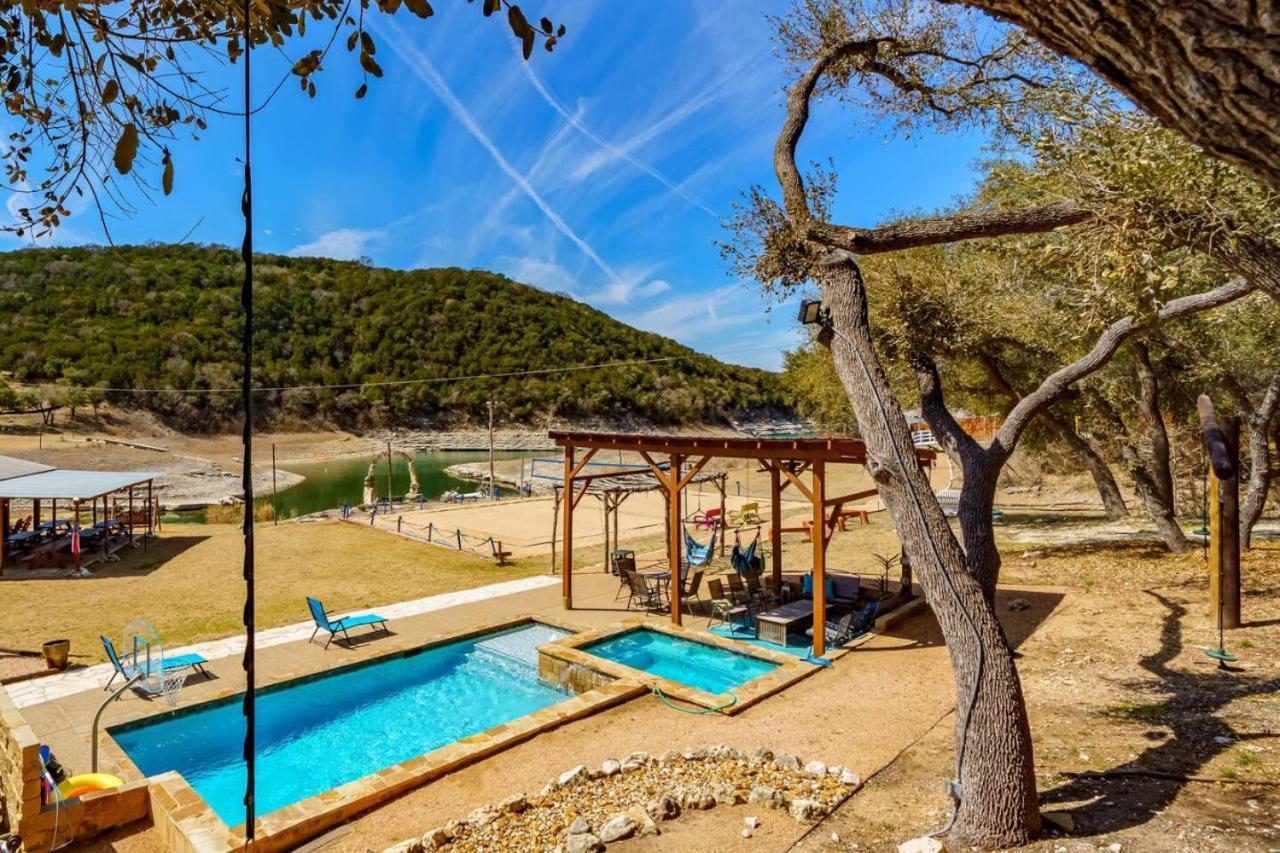 Camp Sandy Lakefront, Pool,h Tub, Sand Volleyball Holiday home *