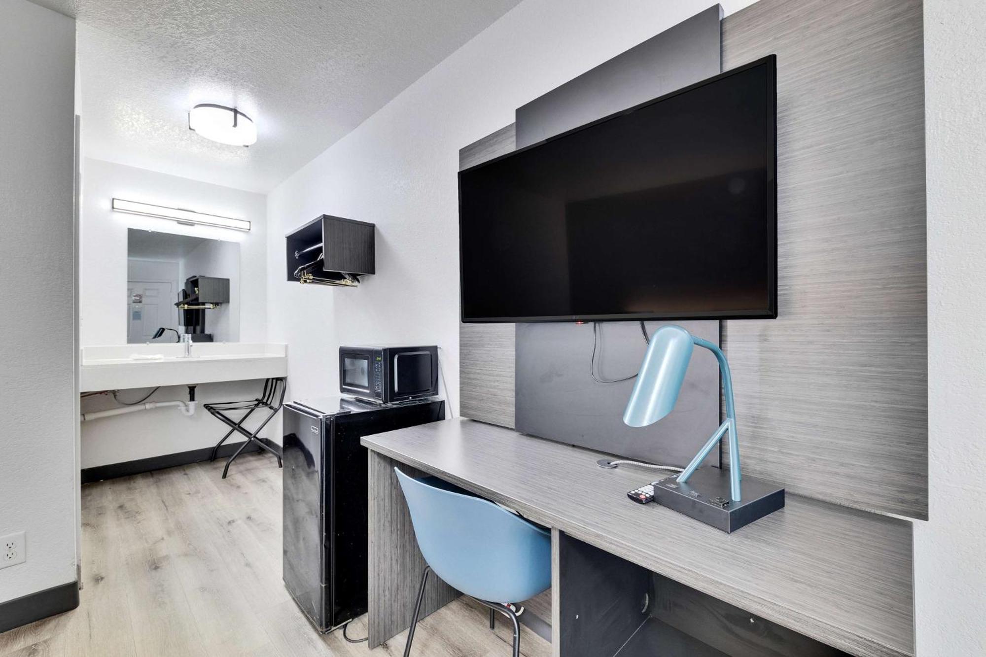 Hotel 6-austin, Tx - Airport - South 2*
