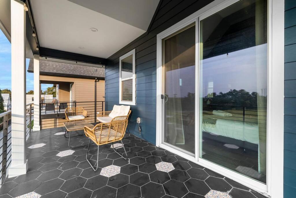 Downtown Gateway: Stylish Nest Near Airport * Austin