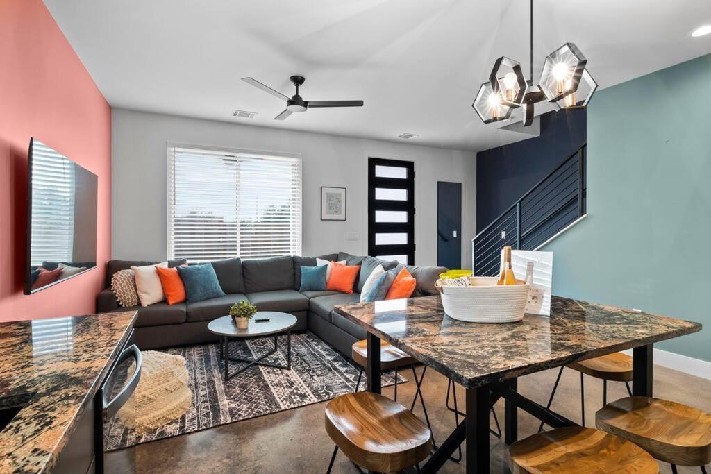 Holiday home Downtown Gateway: Stylish Nest Near Airport *