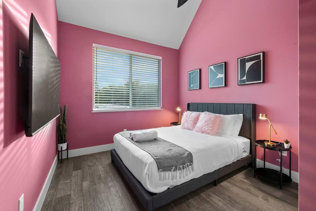 Downtown Gateway: Stylish Nest Near Airport * Austin