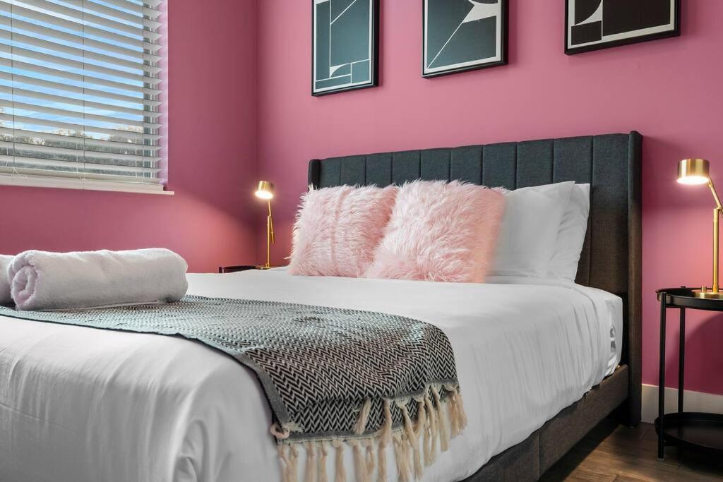 Holiday home Downtown Gateway: Stylish Nest Near Airport *