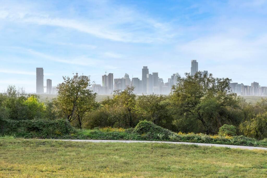 Downtown Gateway: Stylish Nest Near Airport Austin