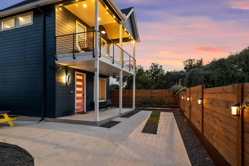 Downtown Gateway: Stylish Nest Near Airport Holiday home