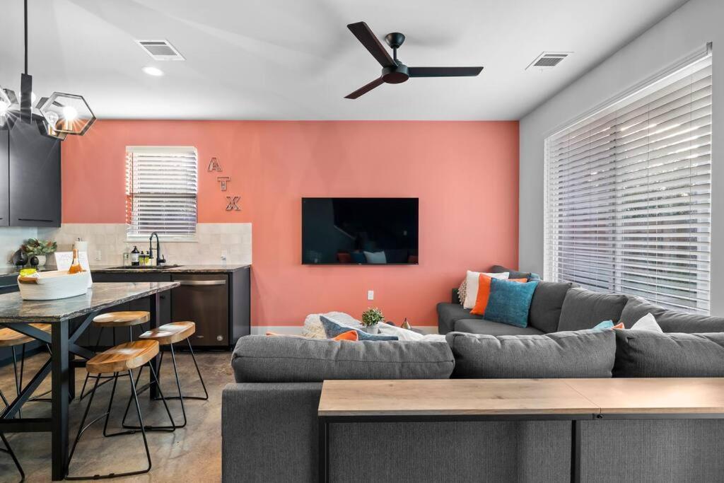 Downtown Gateway: Stylish Nest Near Airport * Austin
