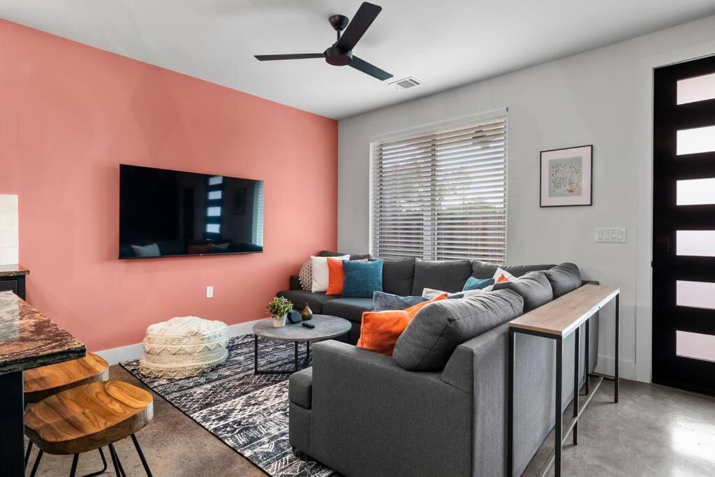 Downtown Gateway: Stylish Nest Near Airport Austin