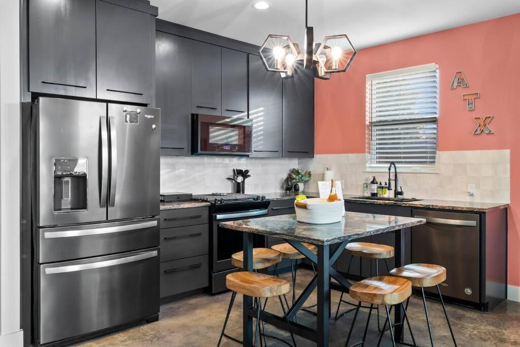 Downtown Gateway: Stylish Nest Near Airport *