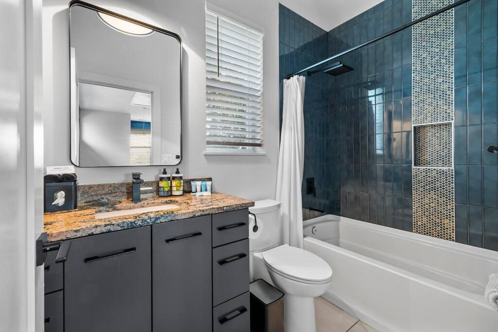 Downtown Gateway: Stylish Nest Near Airport Holiday home *