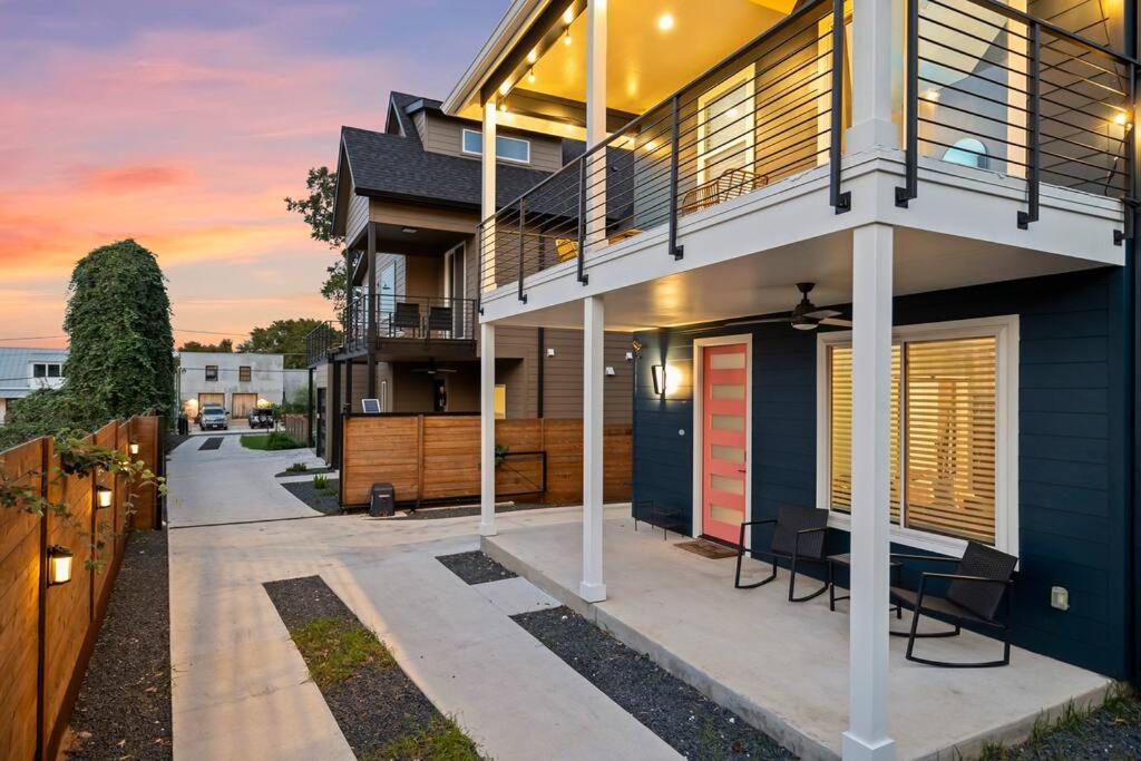 Downtown Gateway: Stylish Nest Near Airport Holiday home Austin