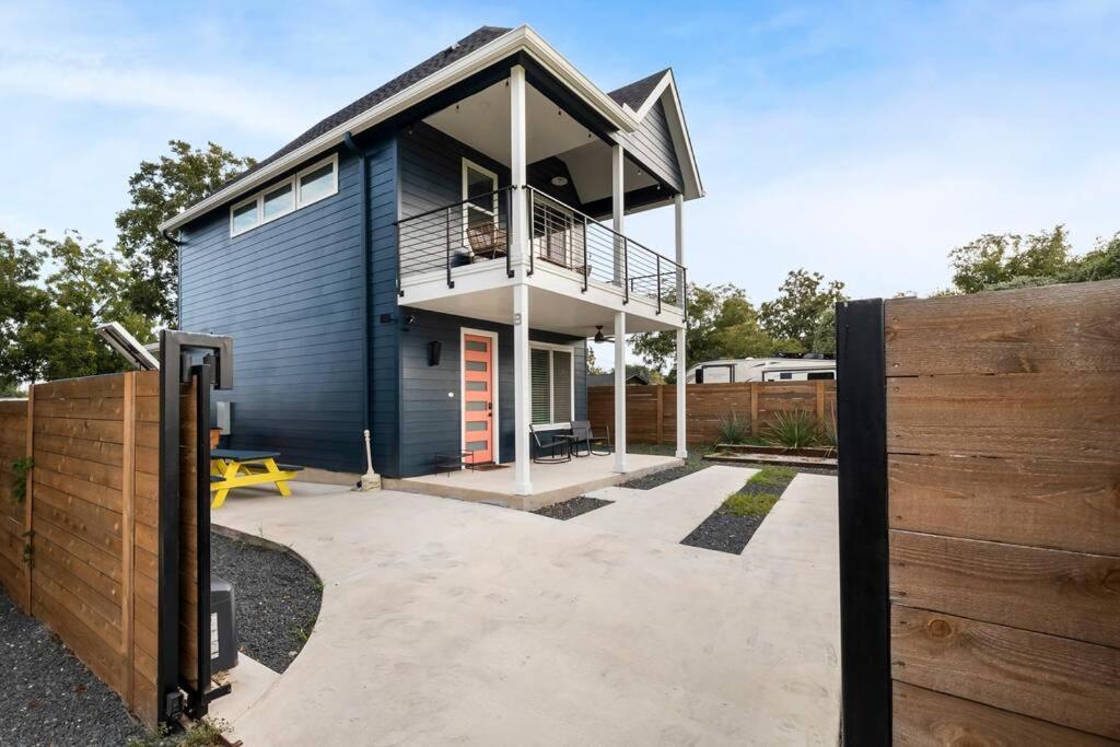 Holiday home Downtown Gateway: Stylish Nest Near Airport *