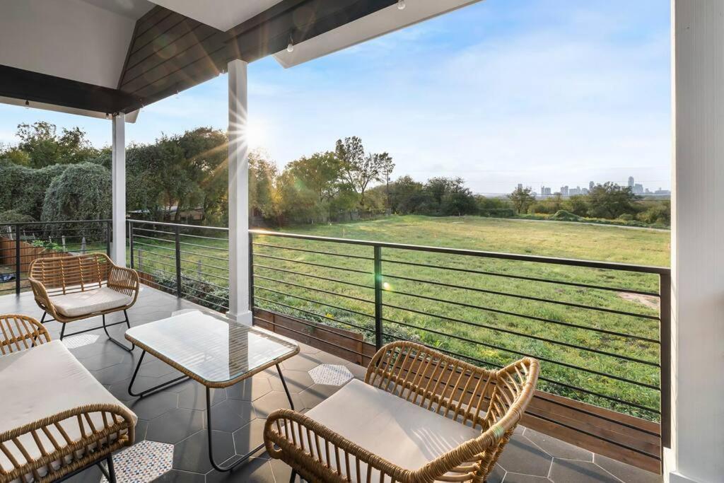 Downtown Gateway: Stylish Nest Near Airport