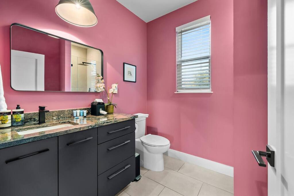 Downtown Gateway: Stylish Nest Near Airport Austin
