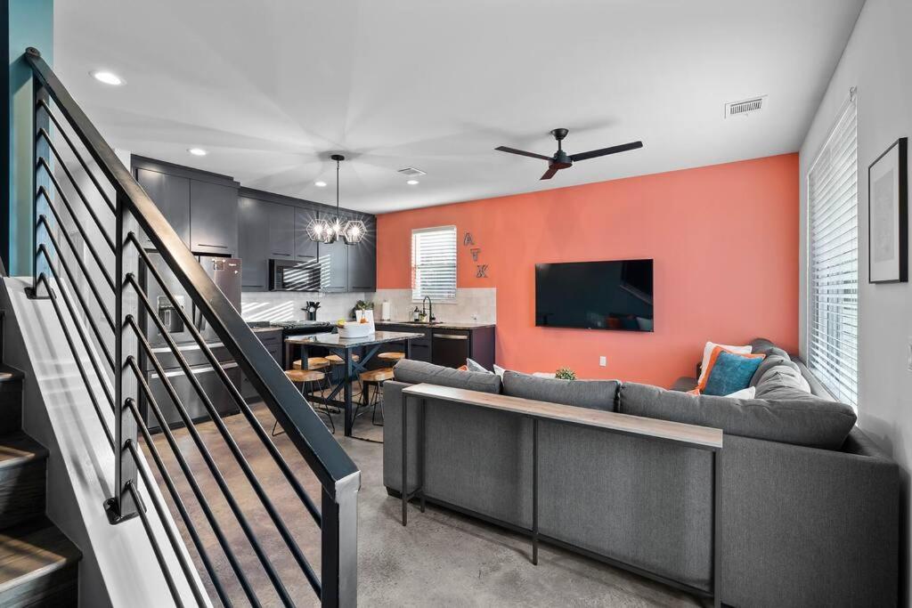 Downtown Gateway: Stylish Nest Near Airport Holiday home