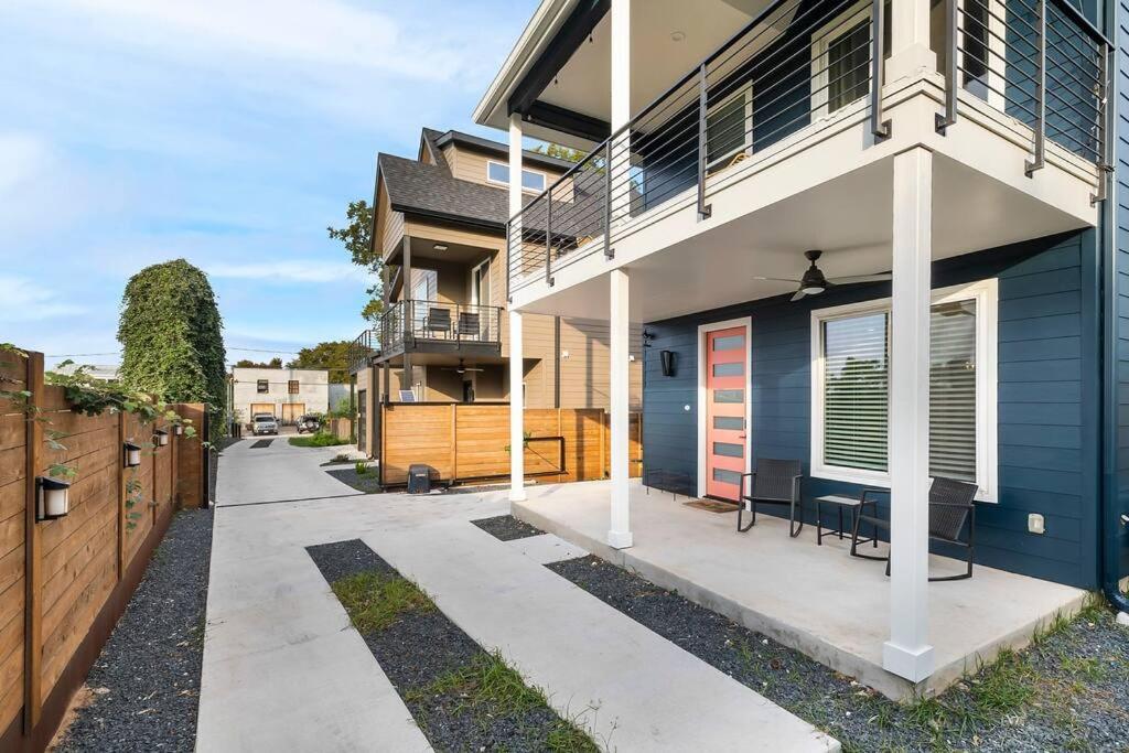 Downtown Gateway: Stylish Nest Near Airport * Austin