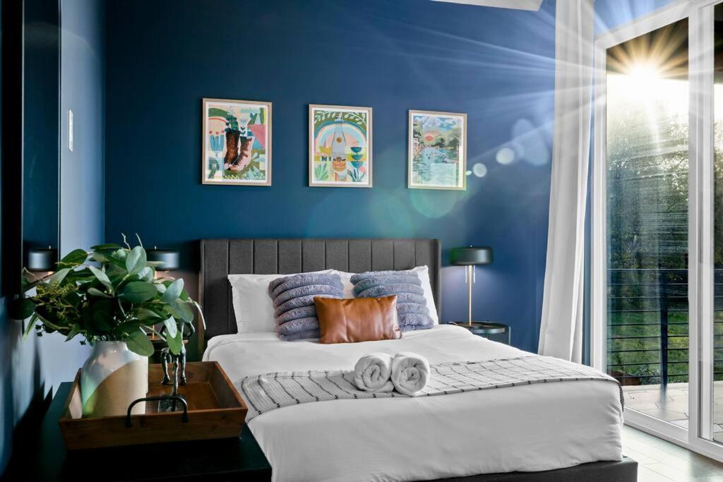 Downtown Gateway: Stylish Nest Near Airport Austin