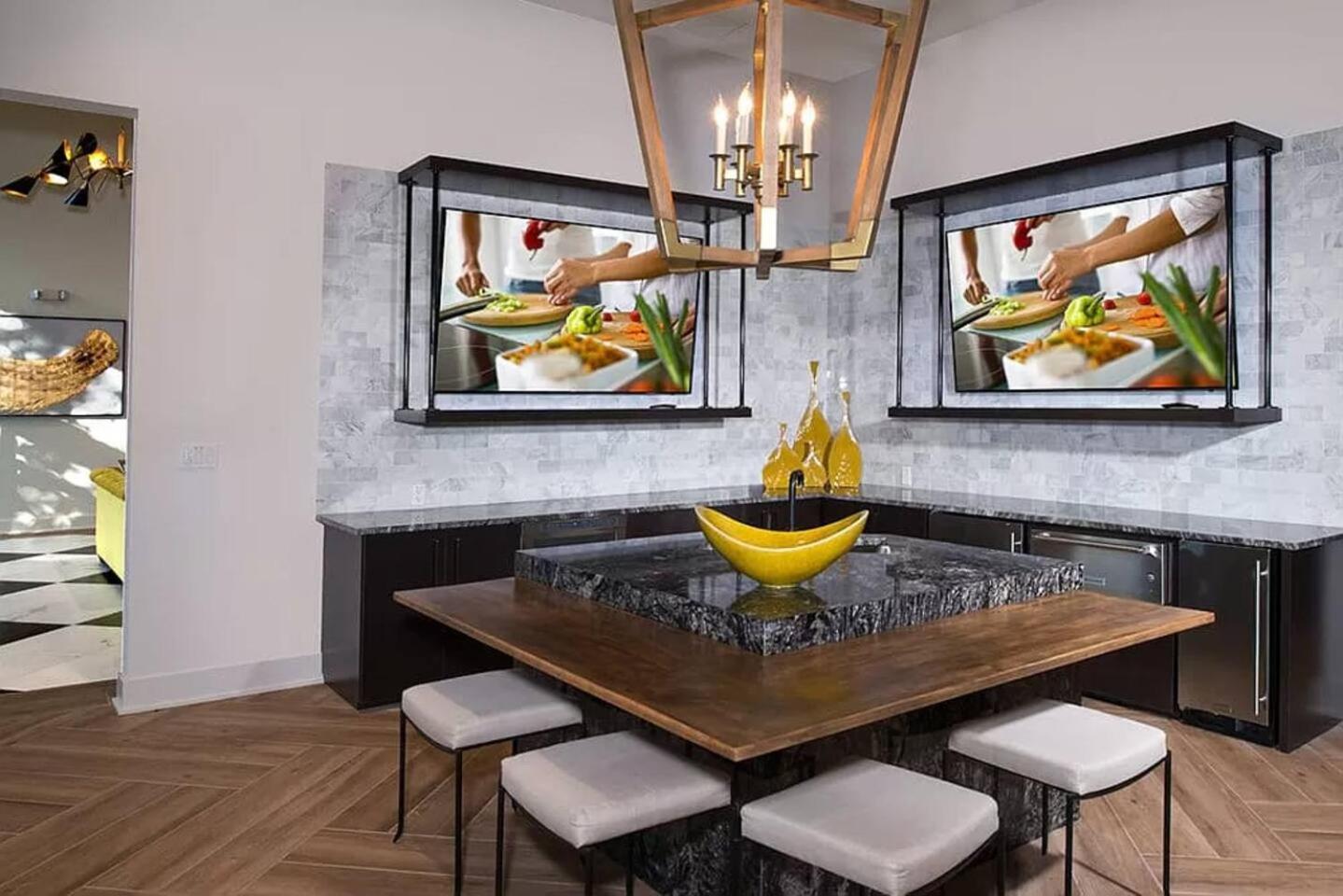 Luxury 2 Bed Apt- Away From Apartment *