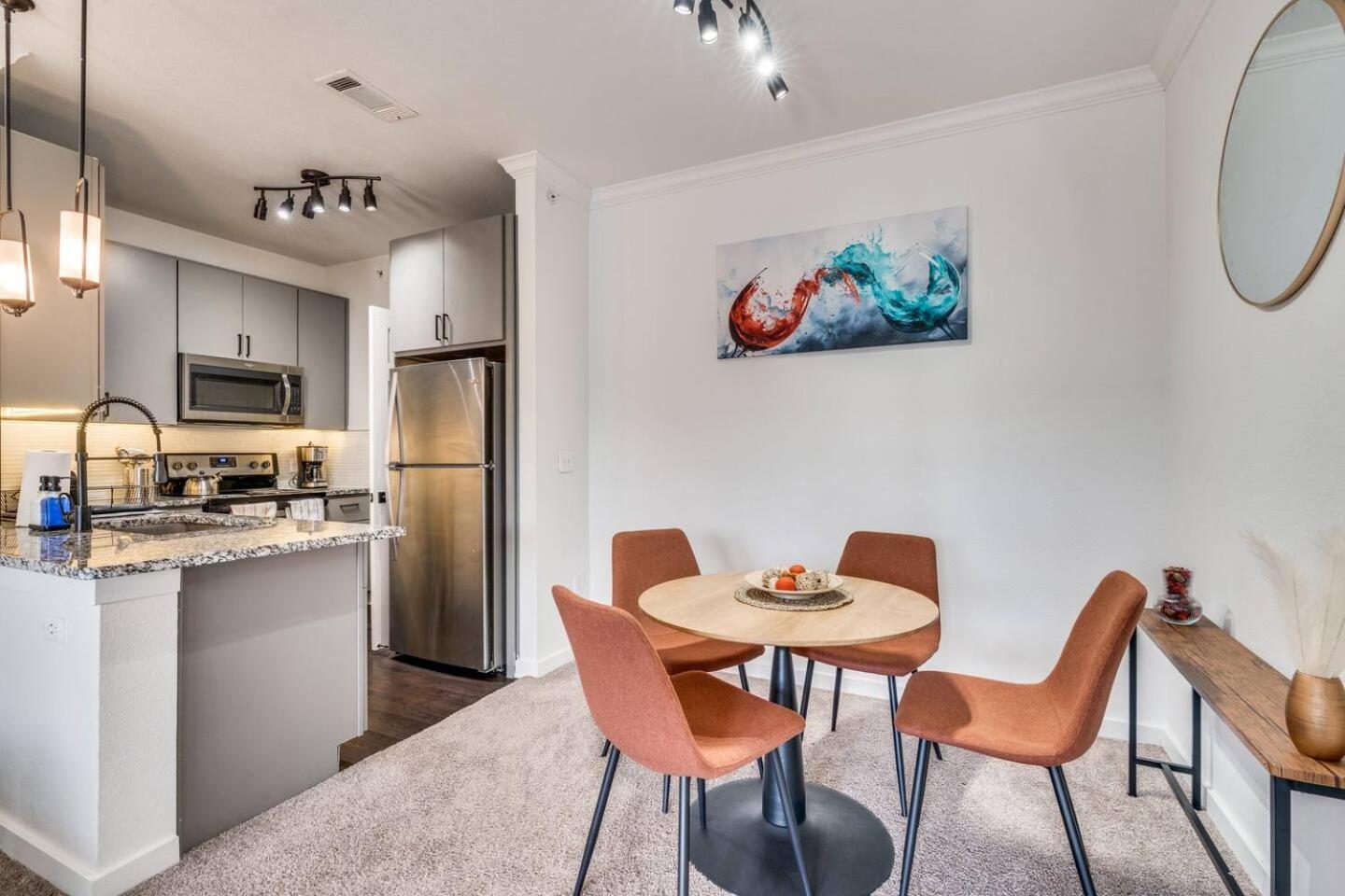 Apartment Luxury 2 Bed Apt- Away From *