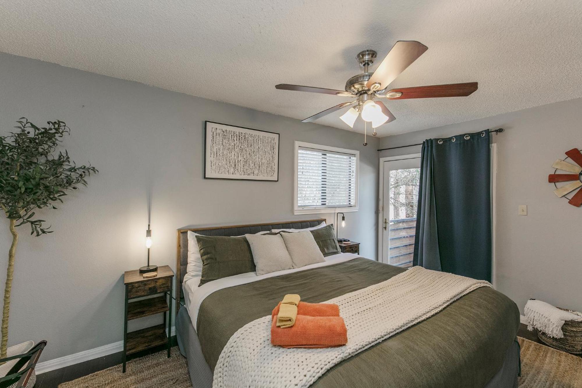 ★modern,cozycouple's Getaway W/relaxing Patio! Apartment Austin