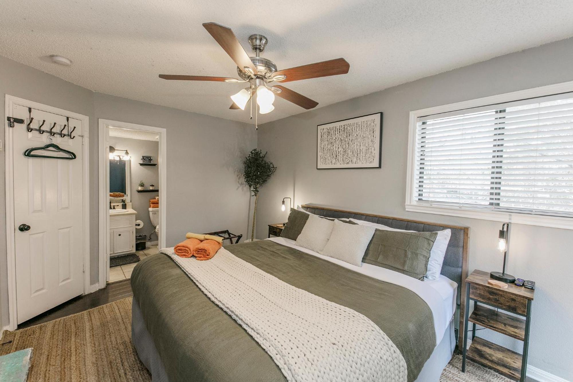 ★modern,cozycouple's Getaway W/relaxing Patio! Austin