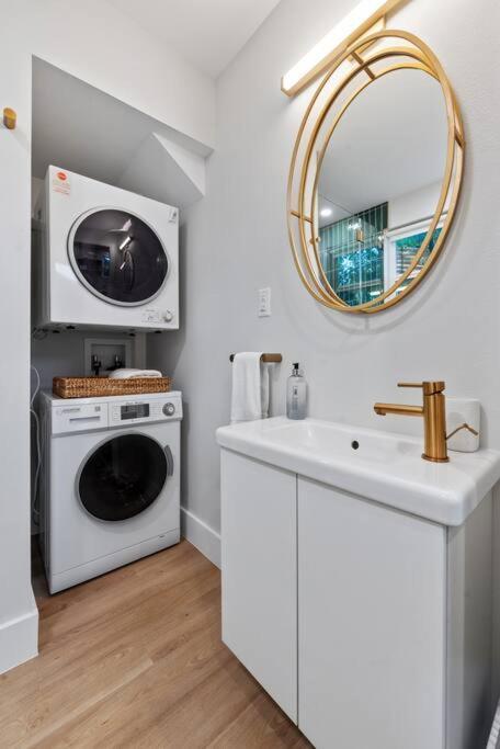 Holiday home Tiny House-sleeps 4-kitchen-washer/dryer-patio *