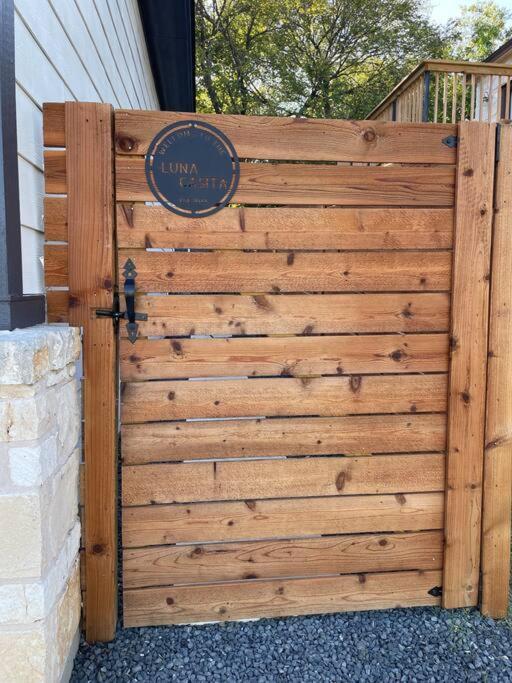 Tiny House-sleeps 4-kitchen-washer/dryer-patio Austin