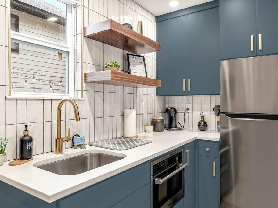 Tiny House-sleeps 4-kitchen-washer/dryer-patio