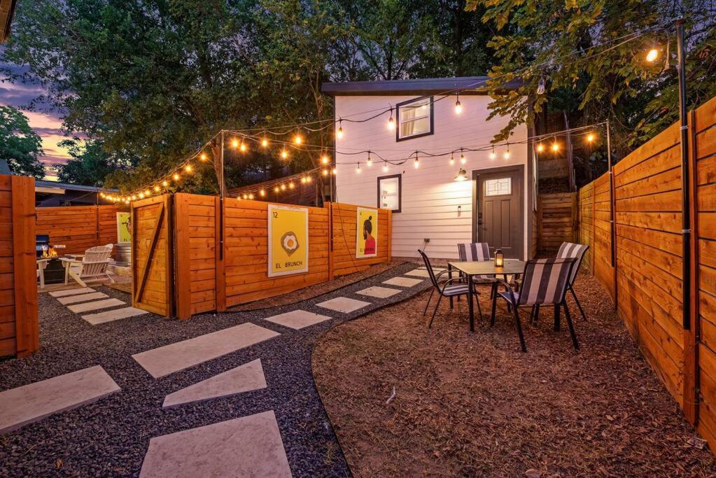 Tiny House-sleeps 4-kitchen-washer/dryer-patio *