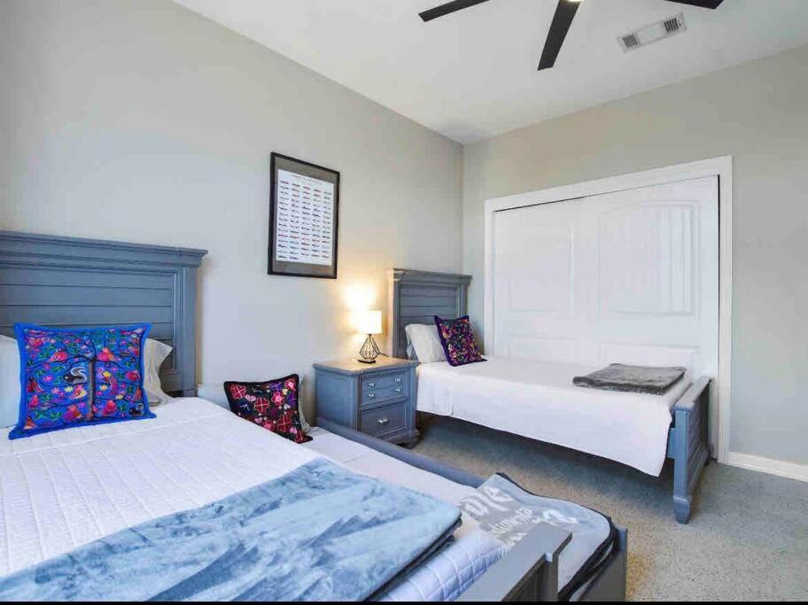 Holiday home 2 Homes-16 Guests-pool-arcade-large Backyard-grill Austin