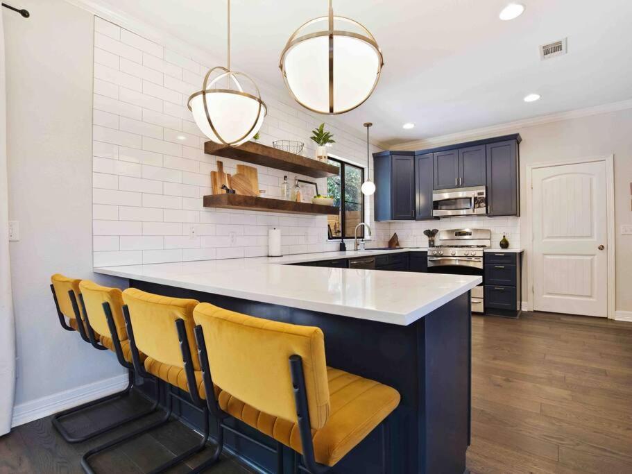 2 Homes-16 Guests-pool-arcade-large Backyard-grill Holiday home Austin