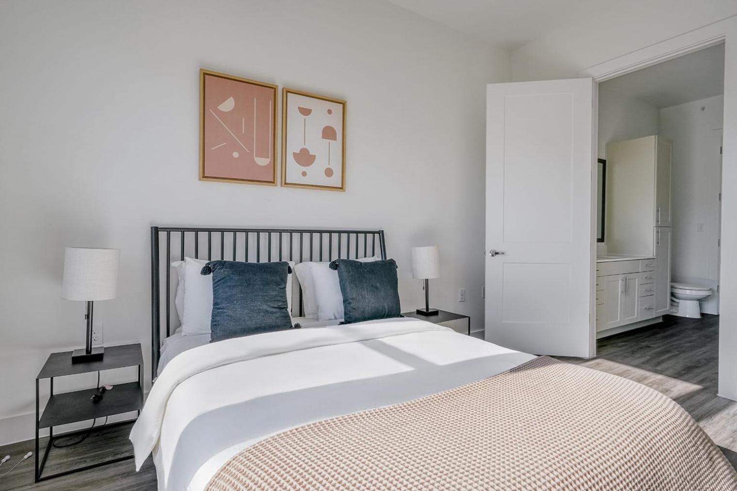 Highlands 2br W Pool Wd Gym Great Location Atx-200 *