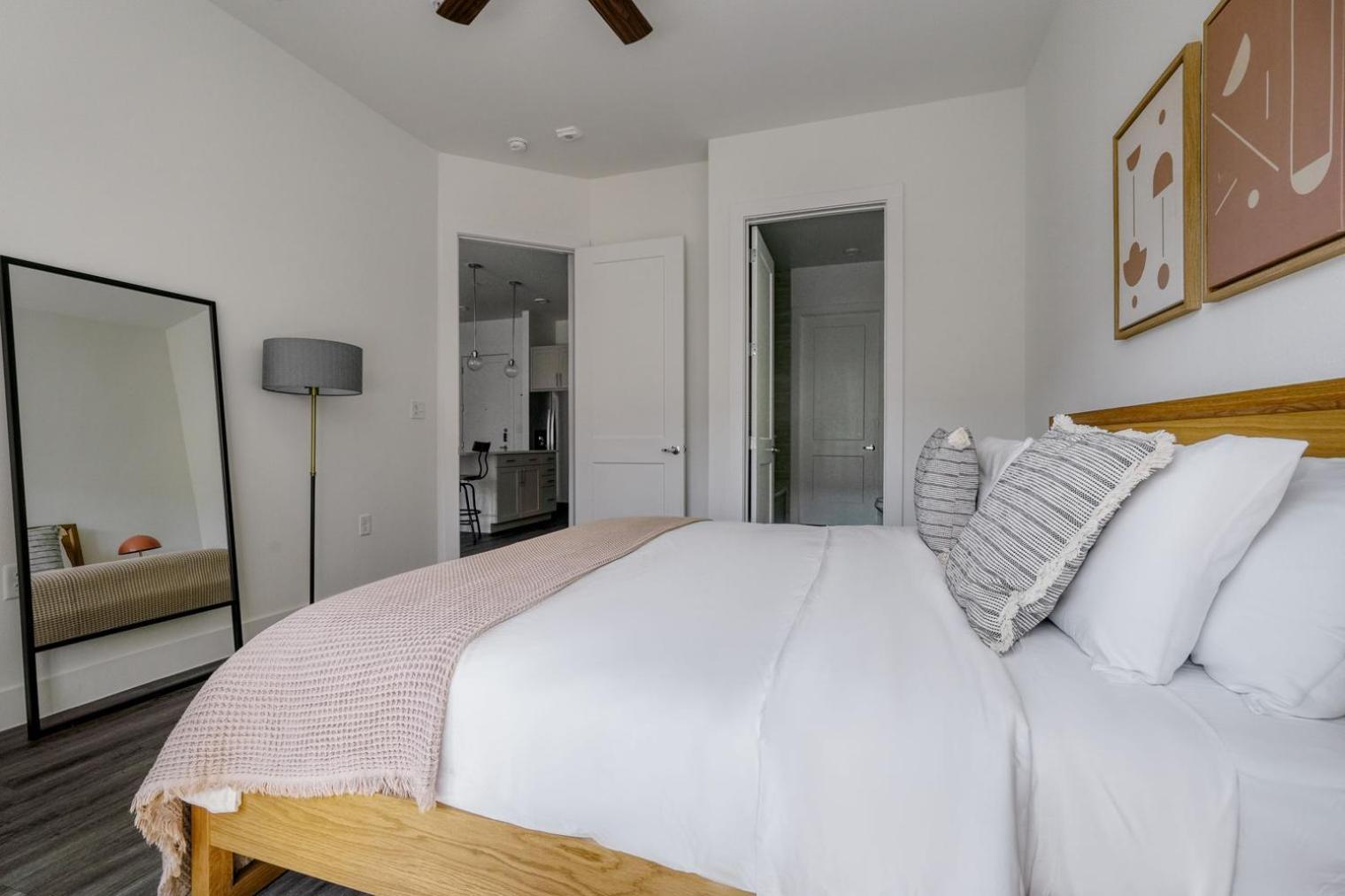 Highlands 2br W Pool Wd Gym Vibrant Area Atx-198 *