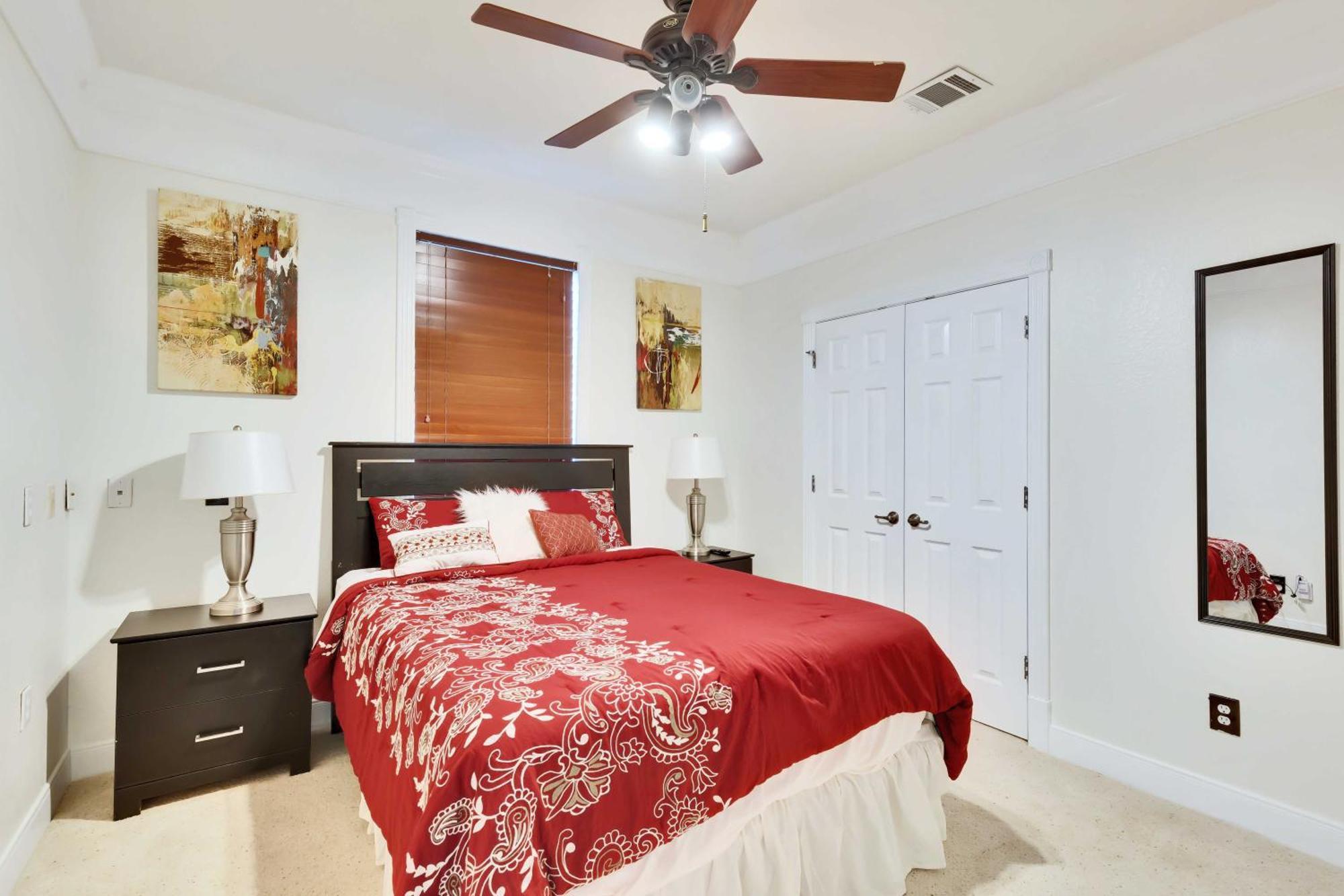 Luxury 5-bedroom House, Belt, Majestic Oak Trees, Hot Outdoor 8 Person Spa.