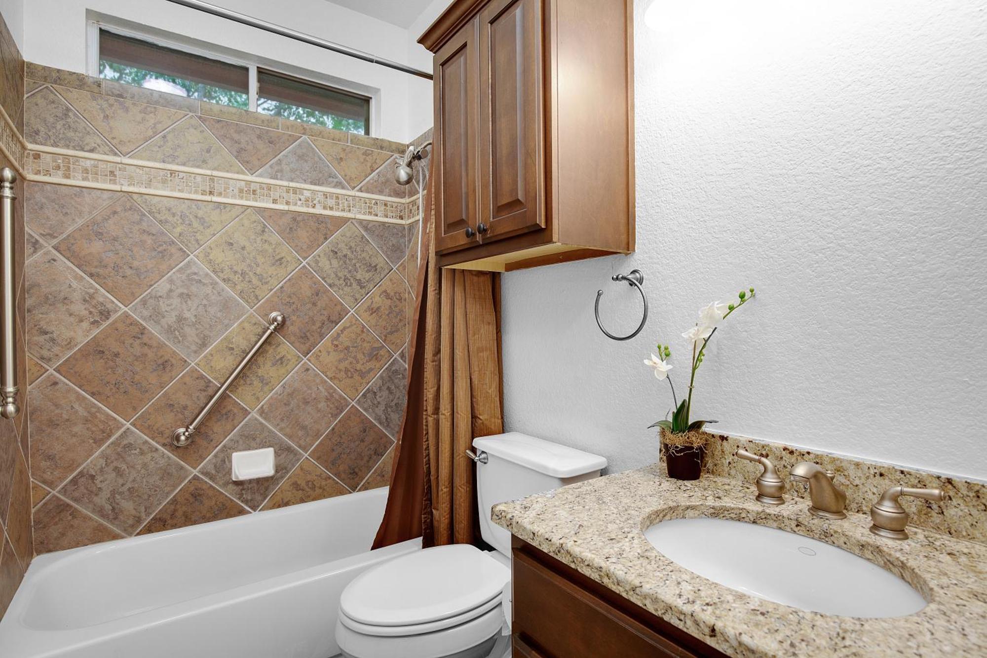 Luxury 5-bedroom House, Belt, Majestic Oak Trees, Hot Outdoor 8 Person Spa. * Austin