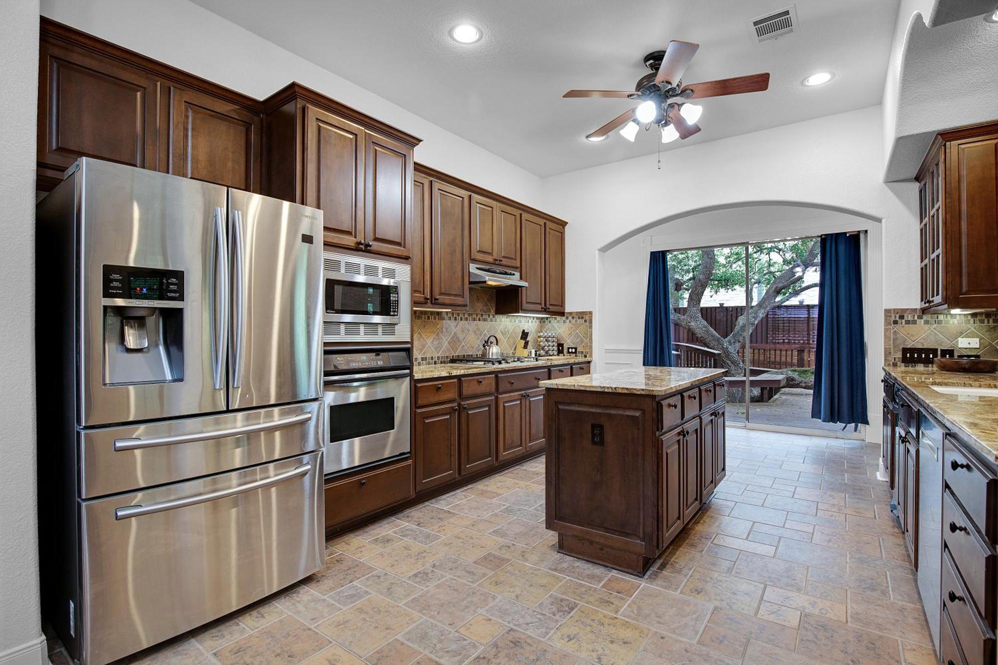 Luxury 5-bedroom House, Belt, Majestic Oak Trees, Hot Outdoor 8 Person Spa. Austin