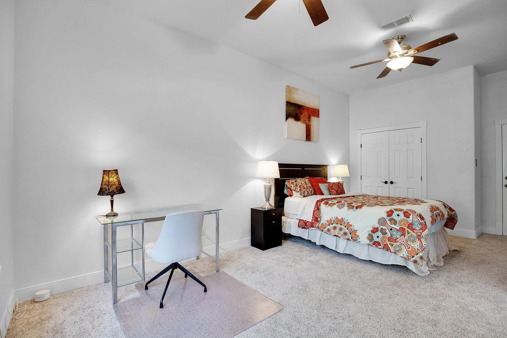 Luxury 5-bedroom House, Belt, Majestic Oak Trees, Hot Outdoor 8 Person Spa. *