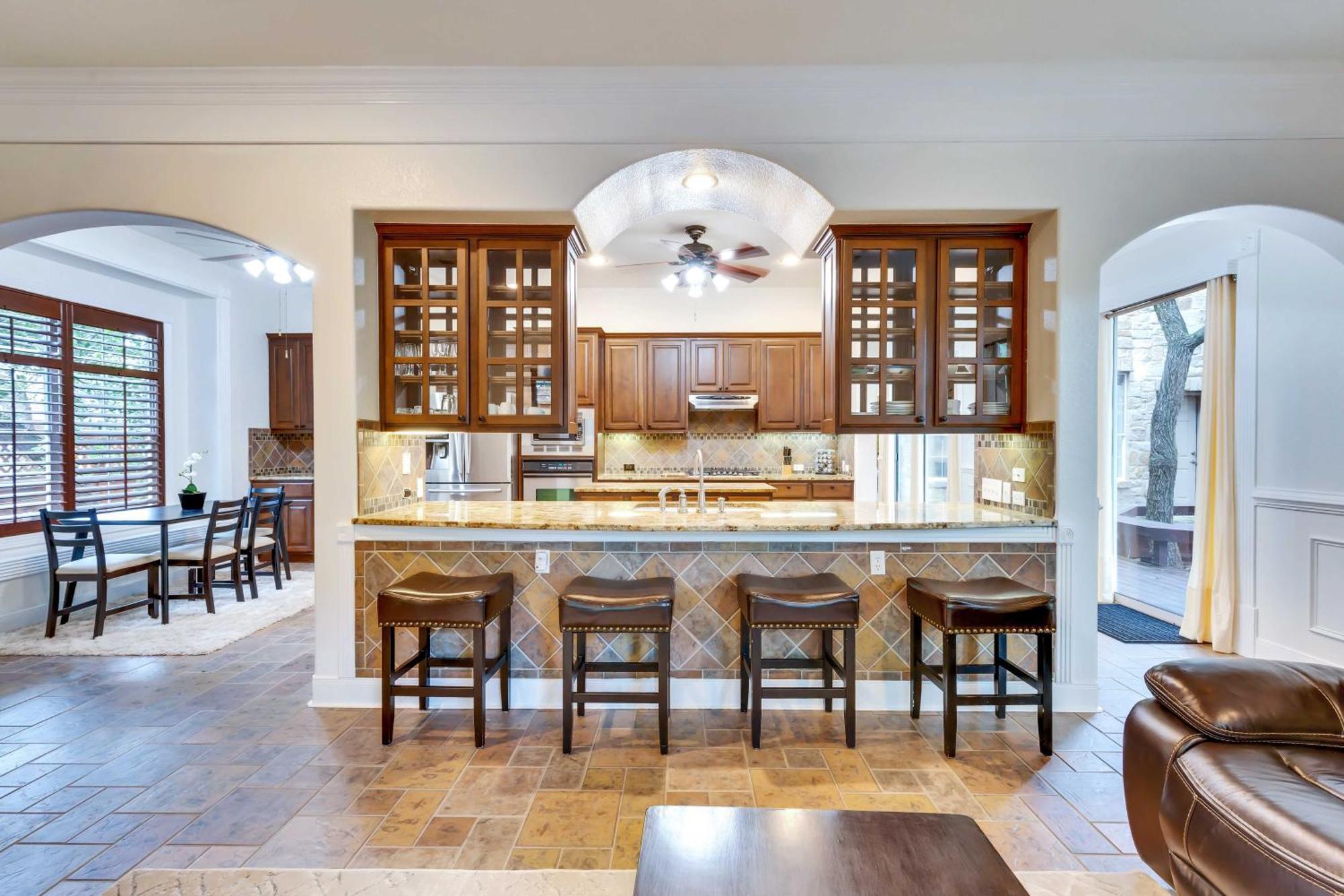 Luxury 5-bedroom House, Belt, Majestic Oak Trees, Hot Outdoor 8 Person Spa. Holiday home Austin