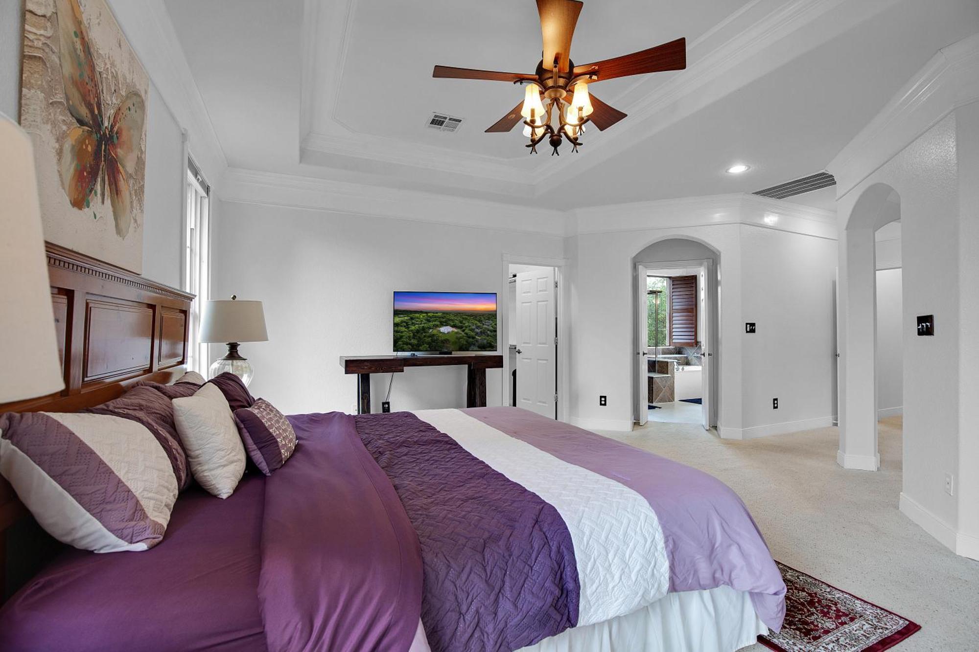 Luxury 5-bedroom House, Belt, Majestic Oak Trees, Hot Outdoor 8 Person Spa. Holiday home